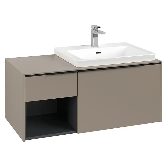 Villeroy & Boch Subway 3.0 Waschbeckenunterschrank - Taupe, Anzahl Schubladen: 2 Stk., Farbe Griff: Volcano Black, B x T x H: 100,1 x 51,6 x 42,3 cm, Offenes Fach links - Taupe Badezimmermöbel mit weißem Keramikwaschbecken, Chromarmatur, Schublade und offenem Ablagefach.