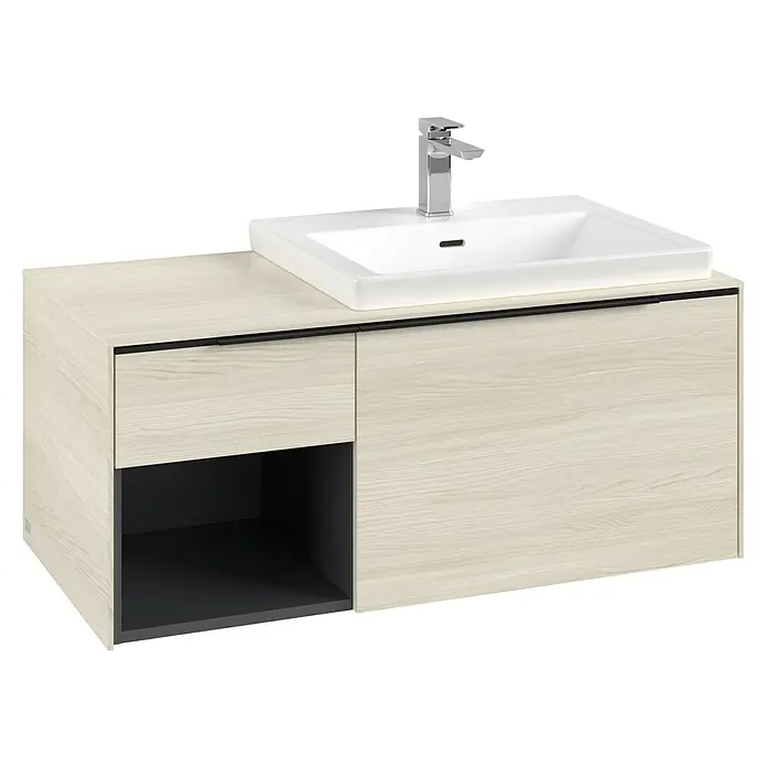 Villeroy & Boch Subway 3.0 Waschbeckenunterschrank - White Oak, Anzahl Schubladen: 2 Stk., Farbe Griff: Volcano Black, B x T x H: 100,1 x 51,6 x 42,3 cm, Offenes Fach links - Heller Badunterschrank in Holzoptik mit weißem Rechteckwaschbecken, Chromarmatur und schwarzen Griffen/Nische.