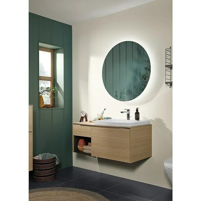 Villeroy & Boch Subway 3.0 Waschbeckenunterschrank - Nordik Oak, Anzahl Schubladen: 2 Stk., Farbe Griff: Aluminium glänzend, B x T x H: 100,1 x 51,6 x 42,3 cm, Offenes Fach links - Hängender Waschtischunterschrank aus hellem Holz mit Waschbecken und beleuchtetem Spiegel im modernen Bad.