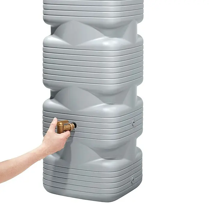 4rain Regenspeicher Quadro - 270 l, Betongrau - Grauer Regenwassertank mit Hahn, an dem eine Hand dreht, ideal für die Gartenbewässerung und umweltfreundliche Wassernutzung.