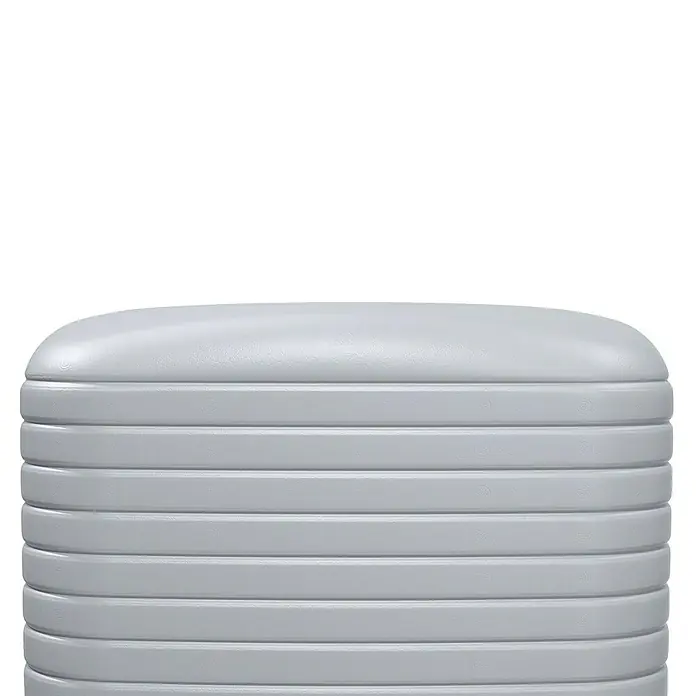 4rain Regenspeicher Quadro - 270 l, Betongrau - Nahaufnahme eines grauen Regensammeltanks mit horizontalen Rippen, ideal für die Gartenbewässerung und Wasserspeicherung.