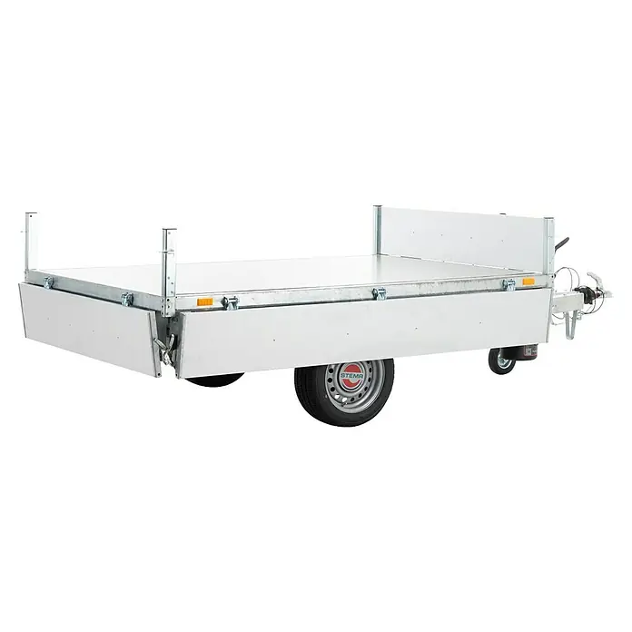 Stema Kippanhänger Rocko 1500 - Nutzlast: 1.044 kg, Einachser, Kasteninnenmaß: 231 × 153 x 30 cm, Gebremst - Weißer Pritschenanhänger mit klappbaren Bordwänden und Anhängerkupplung.
