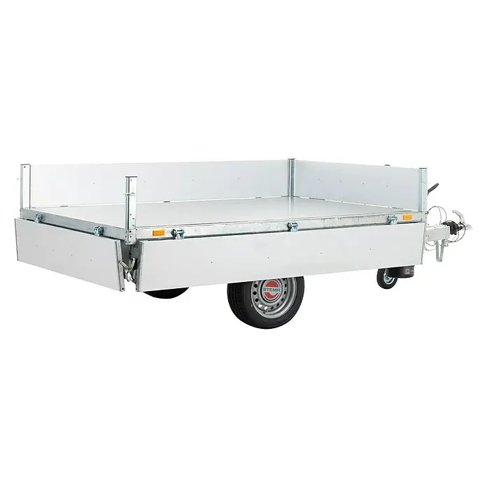 Stema Kippanhänger Rocko 1500 - Nutzlast: 1.044 kg, Einachser, Kasteninnenmaß: 231 × 153 x 30 cm, Gebremst - Silberner Pritschenanhänger mit weißen Seitenwänden, einer Anhängerkupplung und einem sichtbaren Rad mit "STEMA"-Branding.