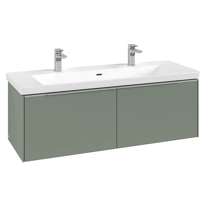 Villeroy & Boch Subway 3.0 Waschbeckenunterschrank - Soft Green, Anzahl Schubladen: 2 Stk., Farbe Griff: Aluminium glänzend, B x T x H: 127,2 x 47,8 x 42,9 cm - Doppelwaschtisch mit weißem Keramikwaschbecken, zwei Chromarmaturen und einem graugrünen Doppeltürenschrank.