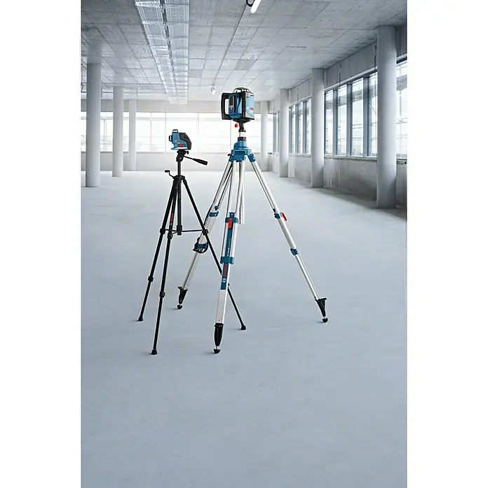 Bosch Professional Stativ BT 300 HD - Arbeitshöhe: 122 cm - 295 cm, Stativ-Gewinde: ⁵⁄₈″ - Zwei Bosch-Laser-Nivelliergeräte auf Stativen, ideal für präzise Messungen auf der Baustelle, stehen in einem hellen Raum.