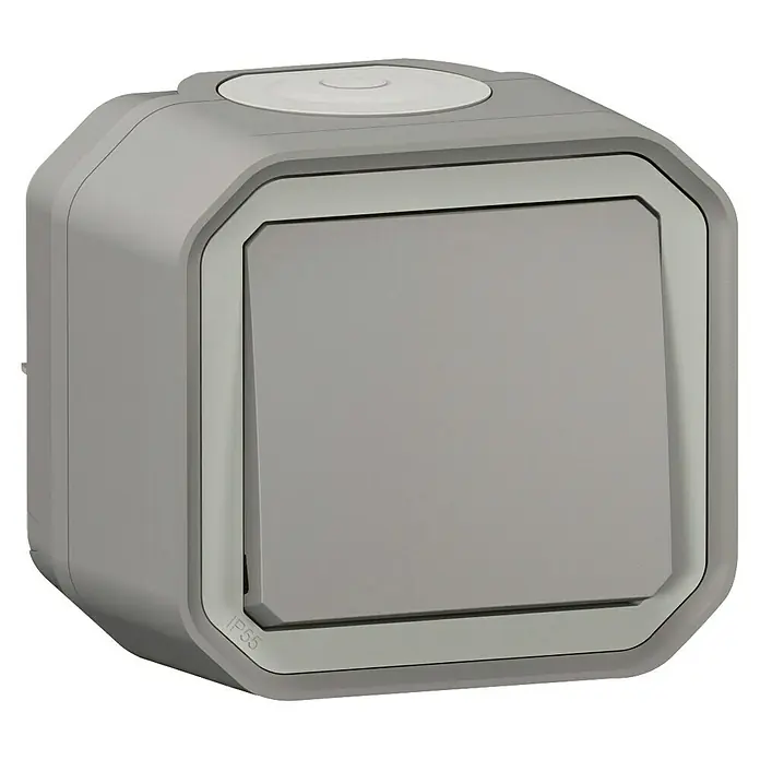 Legrand Feuchtraum-Wechselschalter Plexo New - Grau, Aufputzmontage, IP55 - Eine Nahaufnahme eines grauen IP55-Schalters. Er ist quadratisch mit abgerundeten Ecken und einer Taste oben für eine einfache Bedienung.