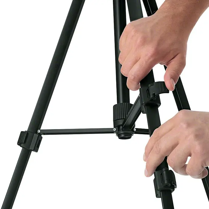 Bosch Professional Stativ BT 150 - Stativ-Gewinde: ¼″ - Detailaufnahme eines Stativs, das von Händen bedient wird, um Stabilität und Ausrichtung für Fotografie oder Videografie zu gewährleisten.