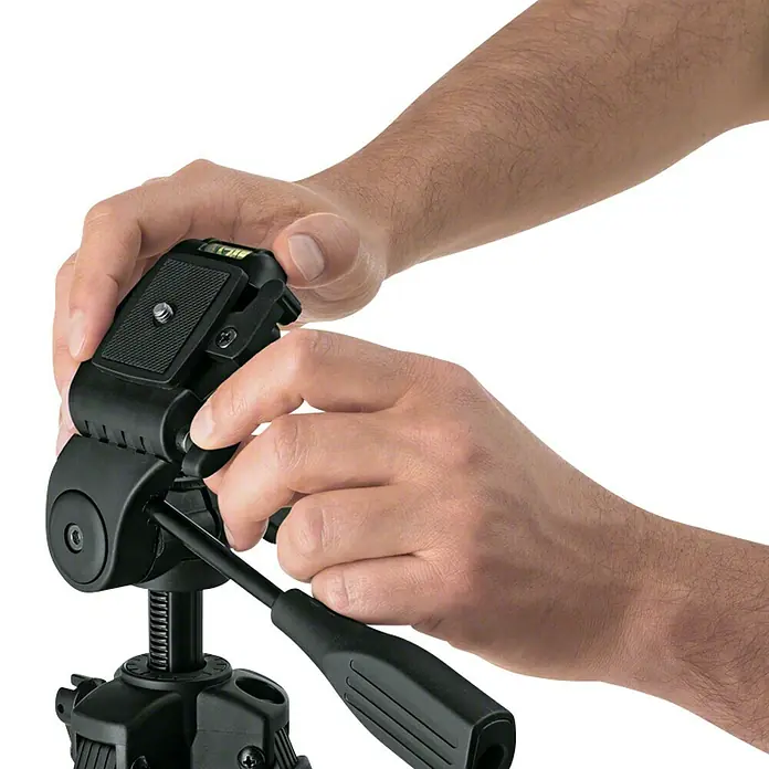 Bosch Professional Stativ BT 150 - Stativ-Gewinde: ¼″ - Hände, die einen schwarzen Stativkopf anpassen, der eine präzise Kameramontage ermöglicht und Stabilität für professionelle Aufnahmen bietet.