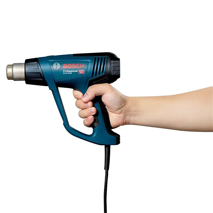 Bosch Professional Heißluftgebläse GHG 23-66 - 2.300 W, 50 °C - 650 °C - Nahaufnahme einer Hand, die eine blaue Bosch Heißluftpistole GHG 23-66 hält, die auf schwarzem Hintergrund abgebildet ist.