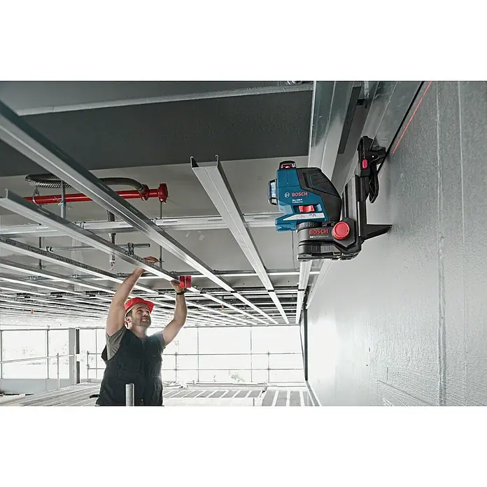 Bosch Professional Universalhalterung BM 1 - Passend für: Bosch Linien- und Kombilaser mit 1/4"-Stativgewinde - Arbeiter justiert Deckenstruktur mit dem Bosch GLL 3-80 P Professional Linienlaser, der an der Wand befestigt ist, für präzise Ausrichtung.