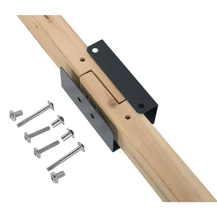 Swing King Schaukel Ollie - B x L: 200 x 130 cm, Holz - Nahaufnahme von einem Holzrahmen mit grauen Metallwinkeln und zugehörigen Schrauben, die für Stabilität sorgen.