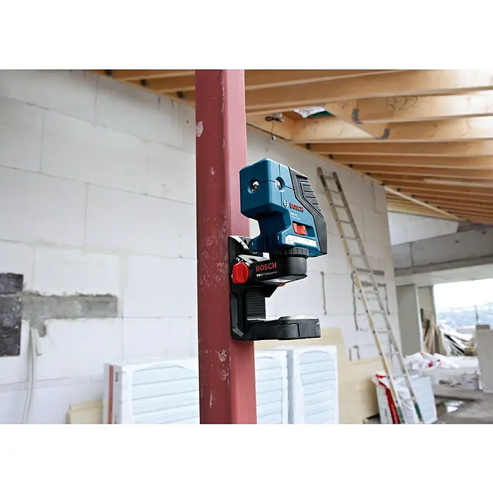 Bosch Professional Universalhalterung BM 1 - Passend für: Bosch Linien- und Kombilaser mit 1/4"-Stativgewinde - Bosch GCL 2-50 Professional Linienlaser mit einem RM1 Professional Magnetfuß an einer roten Metallsäule befestigt.