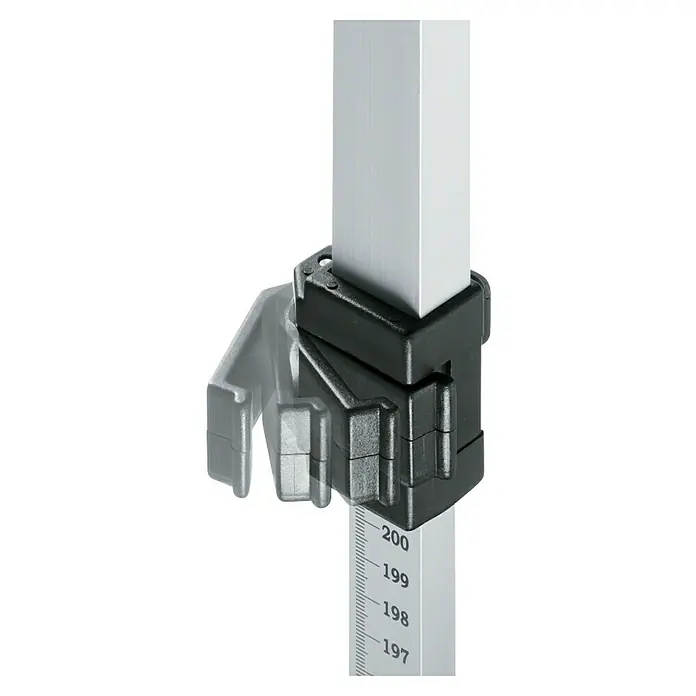 Bosch Professional Messlatte GR 240 - Arbeitshöhe: 2,4 m - Schwarze Kunststoffklemme mit verstellbarem Arm, befestigt an einer silbernen Messstange mit Zahlen.