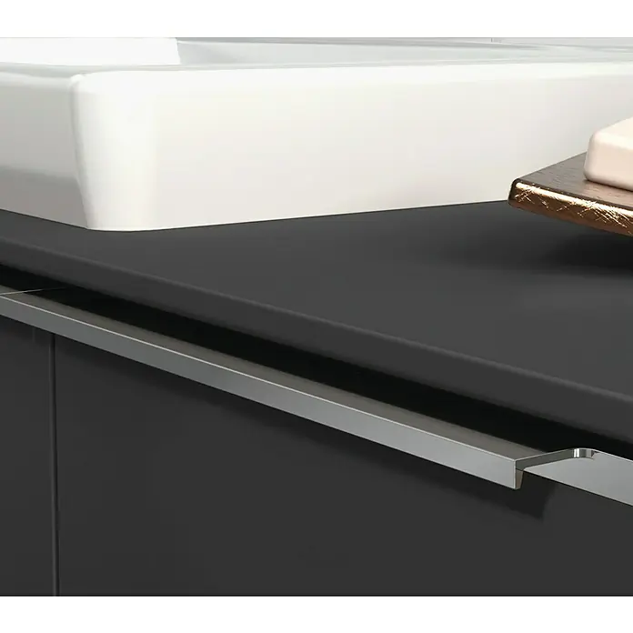 Villeroy & Boch Subway 3.0 Waschbeckenunterschrank - Graphite, Anzahl Schubladen: 2 Stk., Farbe Griff: Aluminium glänzend, B x T x H: 100,1 x 51,6 x 42,3 cm, Offenes Fach rechts - Dunkelgrauer Badezimmerschrank mit weißem Waschbecken und elegantem Silbergriff.