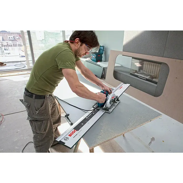 Bosch Professional Verbindungselement FSN VEL - Passend für: Bosch Professional Führungsschienen FSN-Serie - Ein Mann benutzt eine Bosch Tauchsäge mit Führungsschiene, um ein Werkstück zu bearbeiten.
