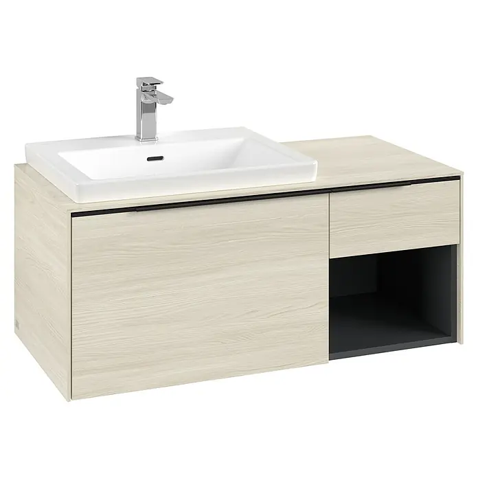 Villeroy & Boch Subway 3.0 Waschbeckenunterschrank - White Oak, Anzahl Schubladen: 2 Stk., Farbe Griff: Volcano Black, B x T x H: 100,1 x 51,6 x 42,3 cm, Offenes Fach rechts - Badezimmermöbel mit heller Holzoptik, weißem Keramikwaschbecken, Chromarmatur und dunklem offenem Regal.