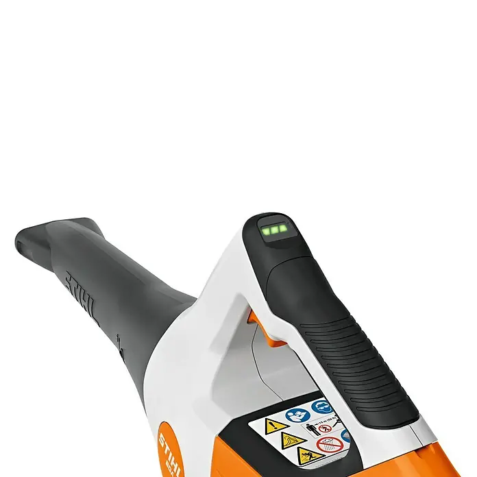 Stihl AS Akku-Laubbläser BGA 30 - 10,8 V, Ohne Akku, Blasgeschwindigkeit: 43 m/s, Blasleistung: 430 m³/h - Nahaufnahme eines STIHL-Blasgeräts mit Akkuanzeige, das die Leistung und den Zustand des Geräts anzeigt.