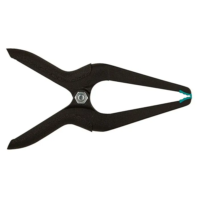 Wolfcraft Pinza con resorte 3431000 - Anchura de sujeción: 60 mm - Esta imagen muestra una pinza de resorte negra con puntas verdes, una herramienta versátil para diversas aplicaciones.