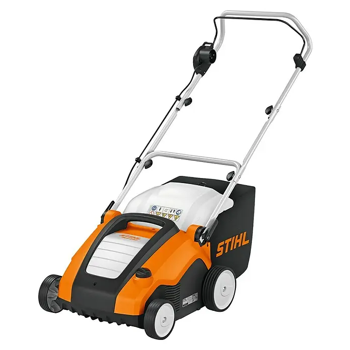 Stihl Elektro-Rasenlüfter RLE 240 - 1.500 W, Arbeitsbreite: 34 cm - Ein orange-schwarzer und weißer Stihl Elektro-Vertikutierer mit Rädern, Lenker und schwarzem Fangsack.