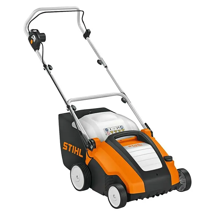 Stihl Elektro-Rasenlüfter RLE 240 - 1.500 W, Arbeitsbreite: 34 cm - Oranger und schwarzer STIHL RLE 240 Elektro-Vertikutierer mit weißer Abdeckung und schwarzem Fangsack.