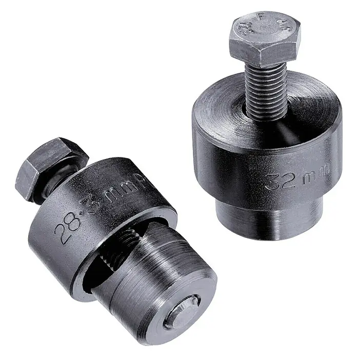 Rothenberger Industrial Perforador de chapa - 35 mm, Apto para: Fregadero - Primer plano de dos punzones metálicos de diferentes tamaños, de pie sobre una superficie blanca.
