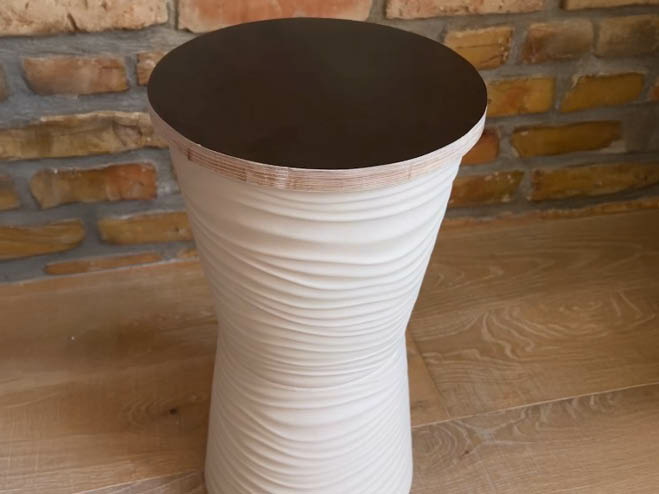 Der fertige DIY Nachttisch aus 2 Blumentöpfen und 2 runden Siebdruckplatten als Deckel