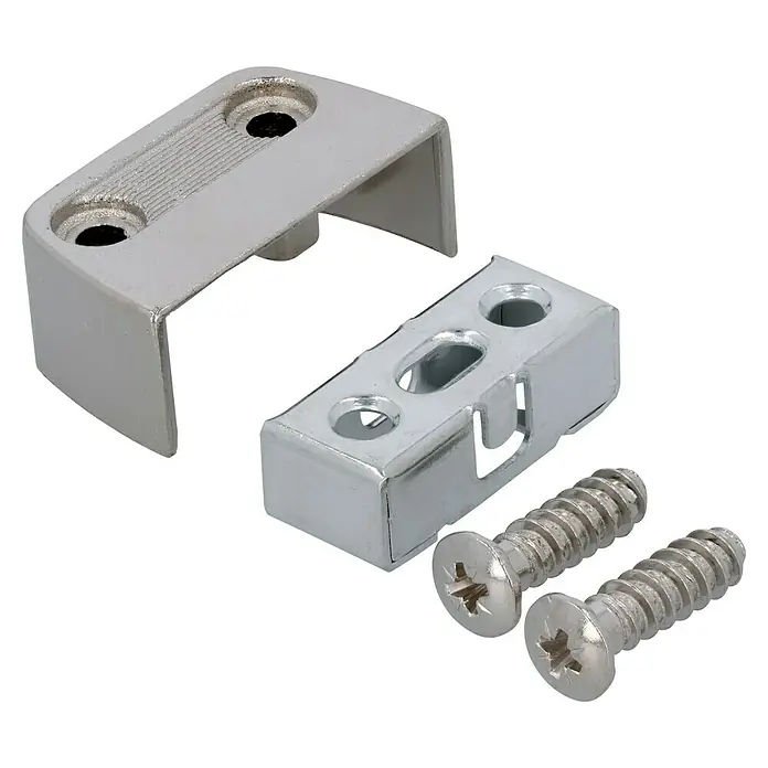 Suki Korpusverbinder - L x B x H: 37 x 15 x 11 mm, Vernickelt - Nahaufnahme von zwei Winkelverbindern und zwei Schrauben. Ideal für Möbelmontage und DIY-Projekte.