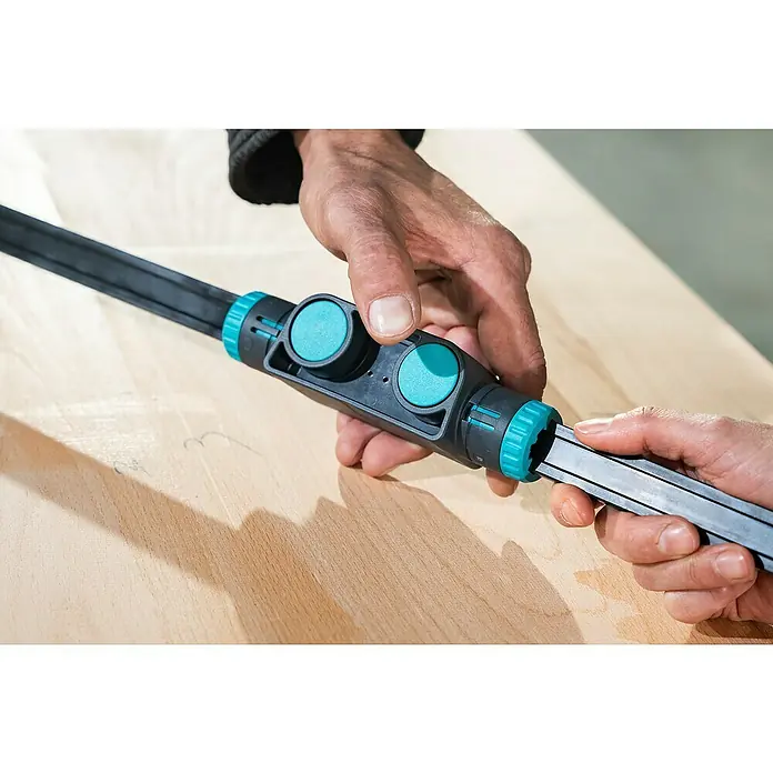 Wolfcraft Verbinder - Passend für: Einhandzwingen Easy/Pro L/Pro Max - Nahaufnahme einer Wolfcraft Einhandzwinge, die auf einer Holzoberfläche befestigt wird. Werkzeug für Heimwerker und professionelle Handwerker.