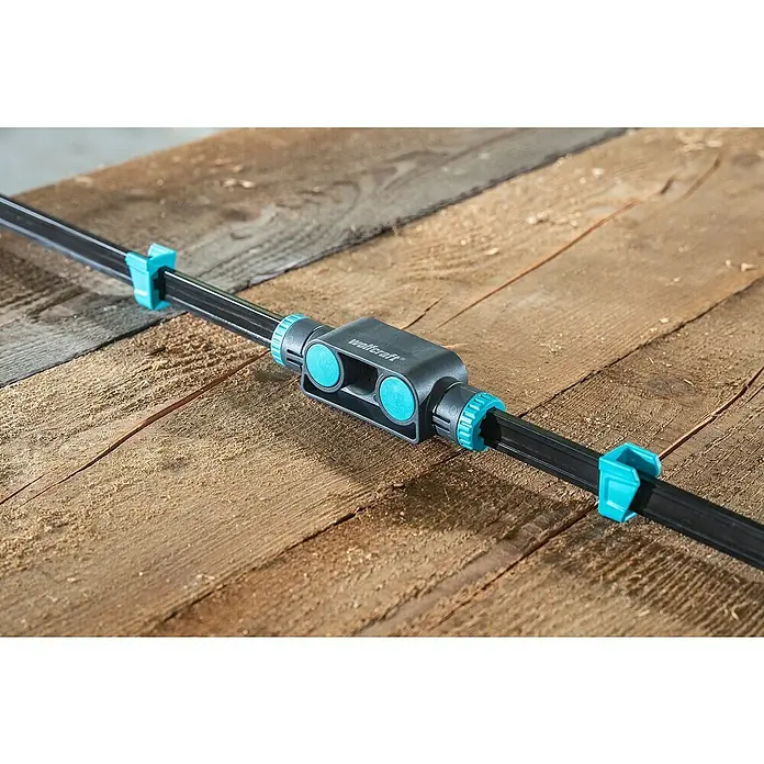 Wolfcraft Verbinder - Passend für: Einhandzwingen Easy/Pro L/Pro Max - Nahaufnahme einer Wolfcraft-Werkzeugklemme mit blaugrünen Akzenten auf einem rustikalen Holztisch.