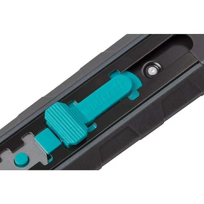 Wolfcraft Schabermesser Dual - Typ Griff: 2K - Nahaufnahme des Wolfcraft Produkts: Ein Werkzeug mit einem markanten türkisfarbenen Schieber, der in einem schwarzen Gehäuse eingebettet ist.