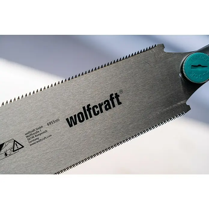 Wolfcraft Japansäge - Blattlänge: 330 mm - Nahaufnahme einer Wolfcraft-Säge mit scharfen Zähnen, ideal für präzise Holzarbeiten. Ein Werkzeug für Profis und Heimwerker.