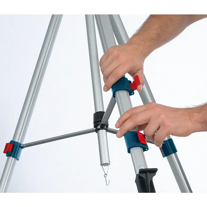 Bosch Professional Stativ BT 250 - Höhenverstellung: 97,5 cm - 250 cm, Stativ-Gewinde: ¼″ - Ein Stativbein wird justiert. Das Stativ ist silbern und hat blau-rote Klammern zur Fixierung der Beine.