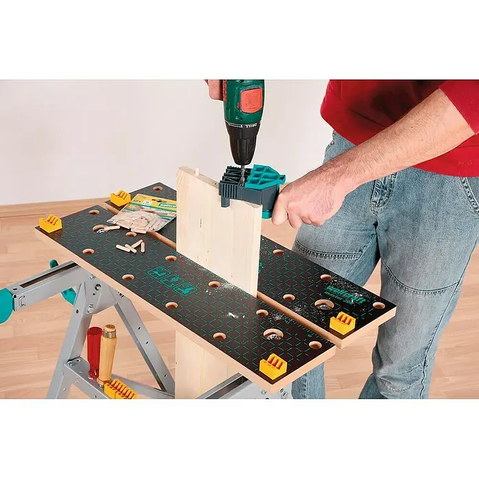 Wolfcraft Master Banco de trabajo 200 - Altura de trabajo: 800 mm, Carga soportada: 180 kg - Un banco de trabajo Wolfcraft en acción, ideal para proyectos de bricolaje, aquí con taladro y pieza de trabajo.