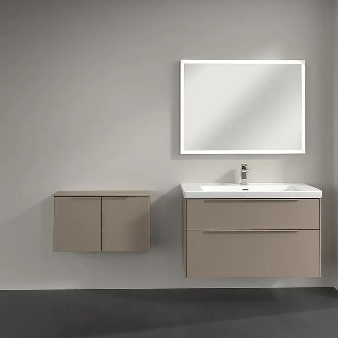 Villeroy & Boch Subway 3.0 Seitenschrank - B x T x H: 72,8 x 25,6 x 42,3 cm, Taupe, DIN Anschlag: Links/Rechts, Farbe Griff: Monochrom - Beige Badezimmermöbel mit weißem Waschbecken, Chromarmatur und zwei Schubladen, dazu passender Wandschrank und beleuchteter Spiegel.