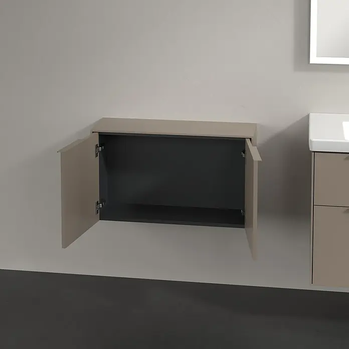 Villeroy & Boch Subway 3.0 Seitenschrank - B x T x H: 72,8 x 25,6 x 42,3 cm, Taupe, DIN Anschlag: Links/Rechts, Farbe Griff: Monochrom - Wandhängender Schrank mit zwei geöffneten hellbraunen Türen, die ein dunkelgraues Inneres zeigen.