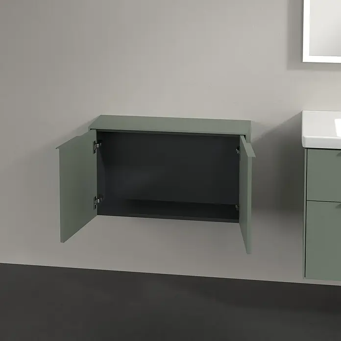 Villeroy & Boch Subway 3.0 Seitenschrank - B x T x H: 72,8 x 25,6 x 42,3 cm, Soft Green, DIN Anschlag: Links/Rechts, Farbe Griff: Monochrom - Mattes salbeigrünes Bad-Hängeschrank mit offenen Türen, neben einem passenden Waschtisch und weißem Waschbecken.