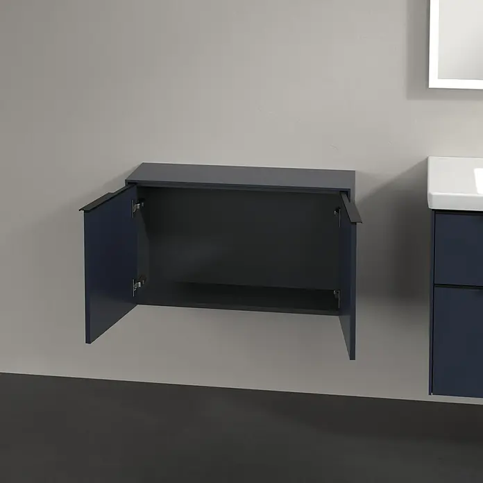 Villeroy & Boch Subway 3.0 Seitenschrank - B x T x H: 72,8 x 25,6 x 42,3 cm, Marine Blue, DIN Anschlag: Links/Rechts, Farbe Griff: Volcano Black - Dunkelblauer Wandschrank mit zwei geöffneten Türen, der seinen Innenraum zeigt, neben einem passenden Waschtischunterschrank.