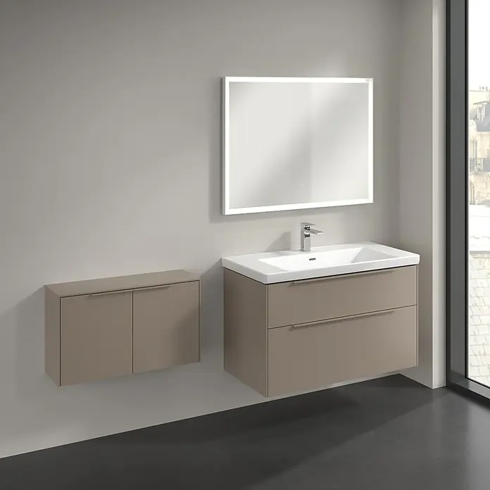 Villeroy & Boch Subway 3.0 Seitenschrank - B x T x H: 72,8 x 25,6 x 42,3 cm, Taupe, DIN Anschlag: Links/Rechts, Farbe Griff: Monochrom - Hellbrauner schwebender Badunterschrank mit weißem Waschbecken, Chromarmatur und beleuchtetem Spiegel, daneben ein passender Wandschrank.