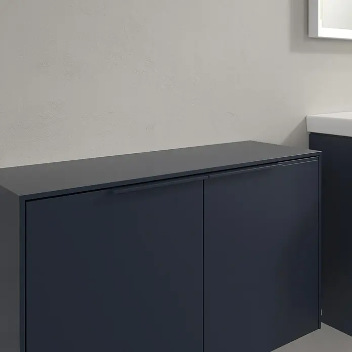Villeroy & Boch Subway 3.0 Seitenschrank - B x T x H: 72,8 x 25,6 x 42,3 cm, Marine Blue, DIN Anschlag: Links/Rechts, Farbe Griff: Monochrom - Dunkelblauer, wandmontierter Badezimmerschrank mit zwei Türen und integrierten Griffen.