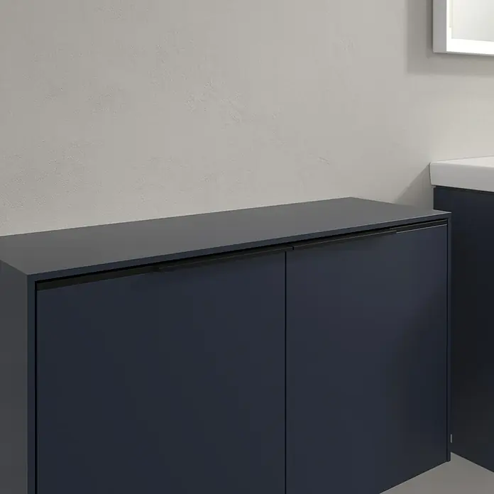 Villeroy & Boch Subway 3.0 Seitenschrank - B x T x H: 72,8 x 25,6 x 42,3 cm, Marine Blue, DIN Anschlag: Links/Rechts, Farbe Griff: Volcano Black - Dunkelblauer zweitüriger Waschtischunterschrank mit schwarzen Griffen.