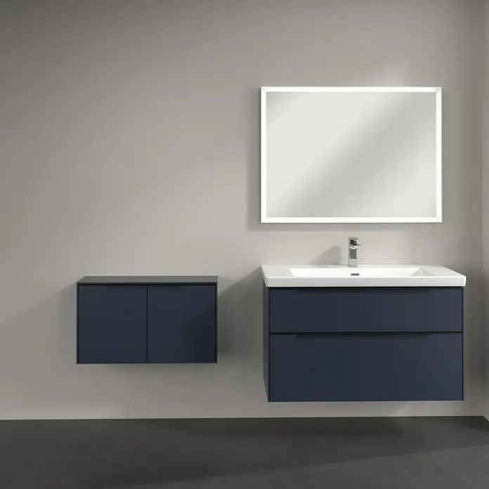 Villeroy & Boch Subway 3.0 Seitenschrank - B x T x H: 72,8 x 25,6 x 42,3 cm, Marine Blue, DIN Anschlag: Links/Rechts, Farbe Griff: Volcano Black - Dunkelblauer wandmontierter Waschtischunterschrank mit weißem Waschbecken und Chromarmatur, dazu passender Hängeschrank und beleuchteter Spiegel.