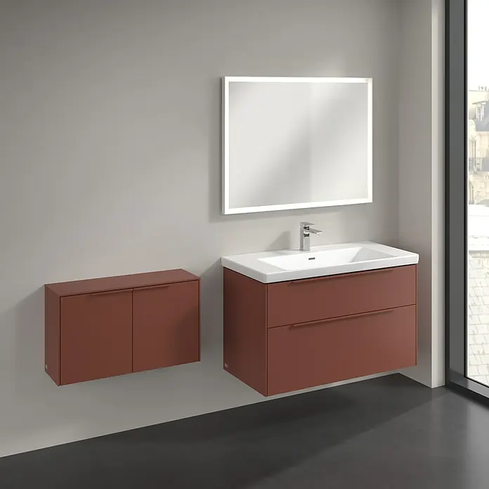 Villeroy & Boch Subway 3.0 Seitenschrank - B x T x H: 72,8 x 25,6 x 42,3 cm, Wine Red, DIN Anschlag: Links/Rechts, Farbe Griff: Monochrom - Rostrote Badmöbelgarnitur mit Waschbecken, LED-Spiegel und passendem Wandschrank.