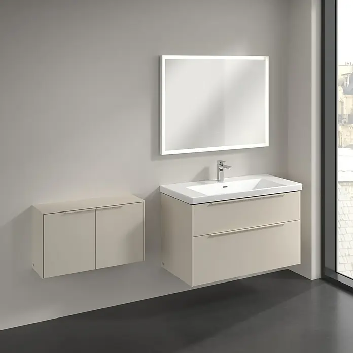 Villeroy & Boch Subway 3.0 Seitenschrank - B x T x H: 72,8 x 25,6 x 42,3 cm, Cashmere Grey, DIN Anschlag: Links/Rechts, Farbe Griff: Monochrom - Wandhängender hellbeiger Waschtischunterschrank mit weißem Waschbecken, beleuchtetem Spiegel und passendem Seitenschrank.