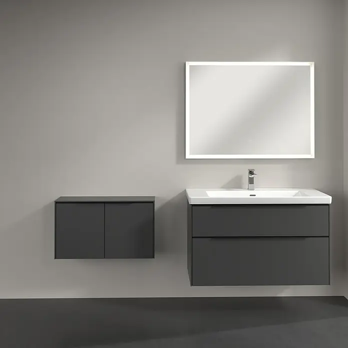 Villeroy & Boch Subway 3.0 Seitenschrank - B x T x H: 72,8 x 25,6 x 42,3 cm, Graphite, DIN Anschlag: Links/Rechts, Farbe Griff: Volcano Black - Moderne dunkelgraue Badmöbel mit weißem Waschbecken, beleuchtetem Spiegel und passendem Wandschrank.