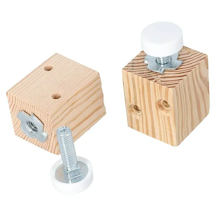 Häfele Regulierschrauben - L x B x H: 55 x 34 x 34 mm, M 8 - Zwei Holzklötze mit Nivellierfüßen, einer montiert, der andere daneben, zur Möbelstabilisierung.