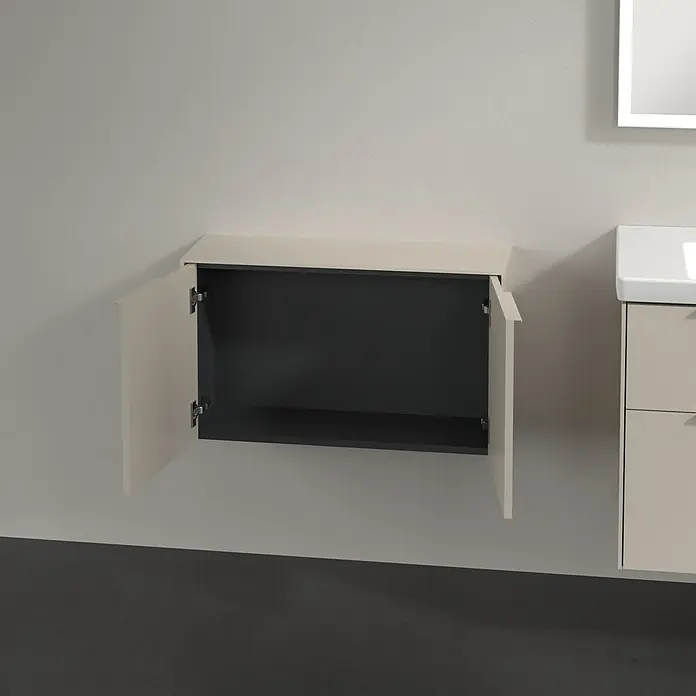 Villeroy & Boch Subway 3.0 Seitenschrank - B x T x H: 72,8 x 25,6 x 42,3 cm, Cashmere Grey, DIN Anschlag: Links/Rechts, Farbe Griff: Monochrom - Wandhängender beigefarbener Badschrank mit zwei geöffneten Türen, dunkles Inneres.