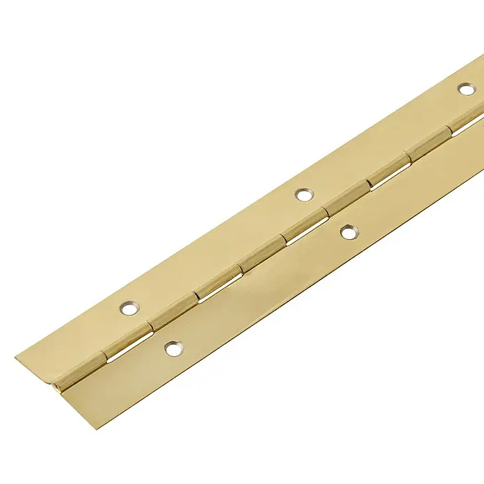 Stabilit Stangenscharnier600 x 32 mm, Messing, Stahl - Detailaufnahme eines langen, goldenen Klavierbandes mit Löchern für Schrauben, das auf einer reflektierenden Oberfläche liegt.