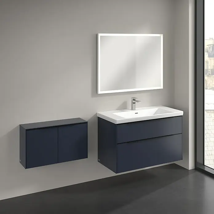 Villeroy & Boch Subway 3.0 Seitenschrank - B x T x H: 72,8 x 25,6 x 42,3 cm, Marine Blue, DIN Anschlag: Links/Rechts, Farbe Griff: Volcano Black - Dunkelblaue wandhängende Badmöbel mit weißem Waschbecken, Chromarmatur und beleuchtetem Spiegel, inklusive passendem Wandschrank.