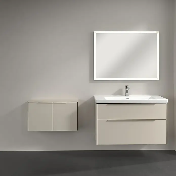 Villeroy & Boch Subway 3.0 Seitenschrank - B x T x H: 72,8 x 25,6 x 42,3 cm, Cashmere Grey, DIN Anschlag: Links/Rechts, Farbe Griff: Monochrom - Beigefarbener Waschtisch mit integriertem weißen Waschbecken, passendem Wandschrank und beleuchtetem Spiegel.