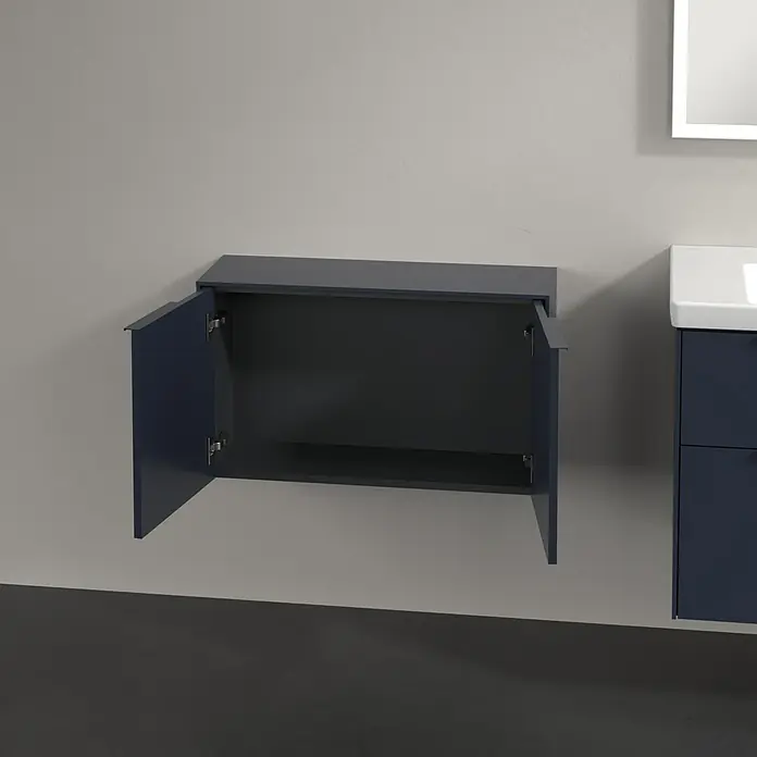 Villeroy & Boch Subway 3.0 Seitenschrank - B x T x H: 72,8 x 25,6 x 42,3 cm, Marine Blue, DIN Anschlag: Links/Rechts, Farbe Griff: Monochrom - Dunkelblauer Wandschrank mit offenen Türen und passendem Waschtisch mit weißem Waschbecken und Schubladen.